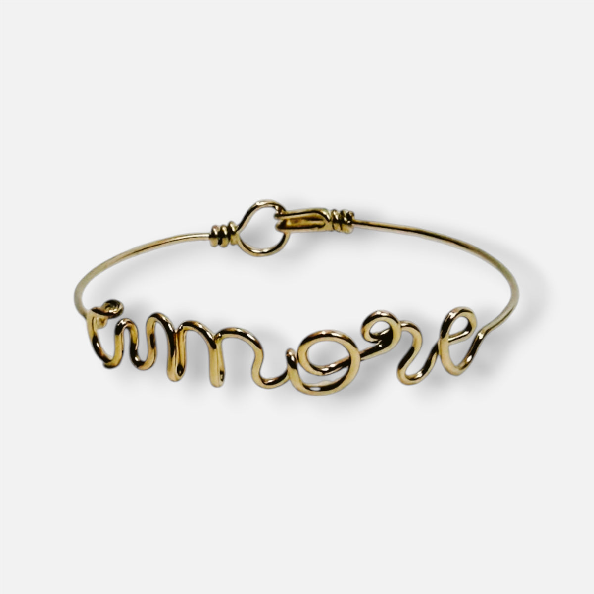 Bracciale rigido Tratto con la parola amore scritta in filo, in corsivo minuscolo
