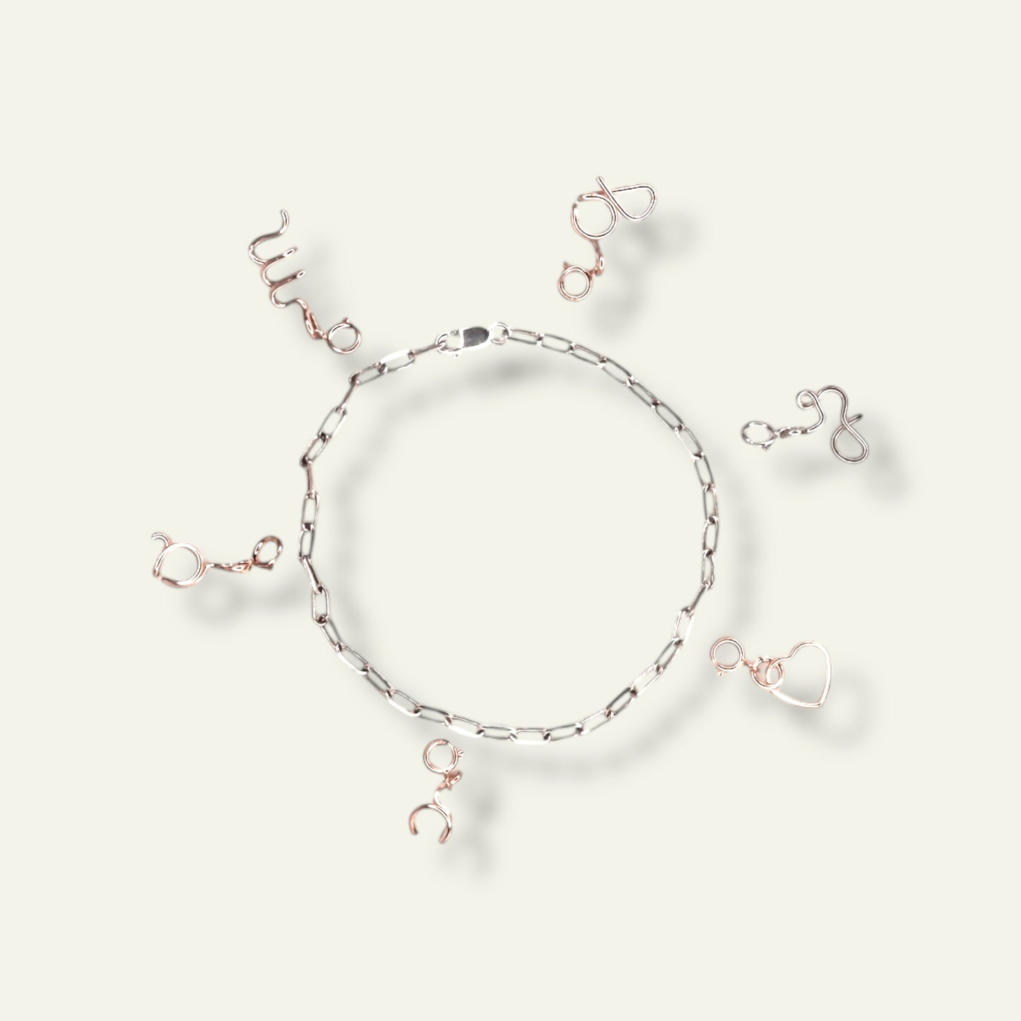 Charm lettera dell'alfabeto in laminato oro giallo 12K con bracciale- Trame gioielli