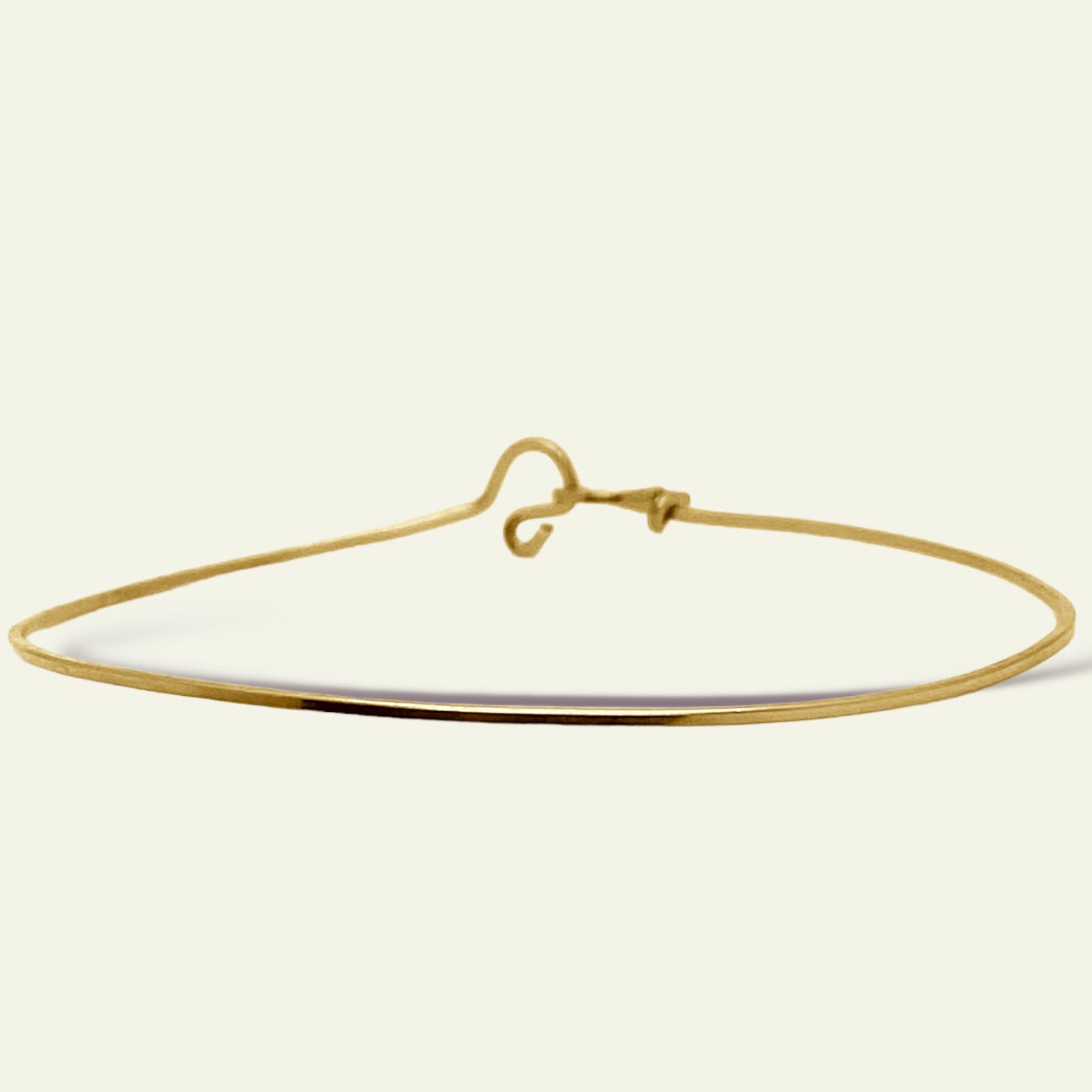 bracciale in filo quadrato d'oro giallo rigido