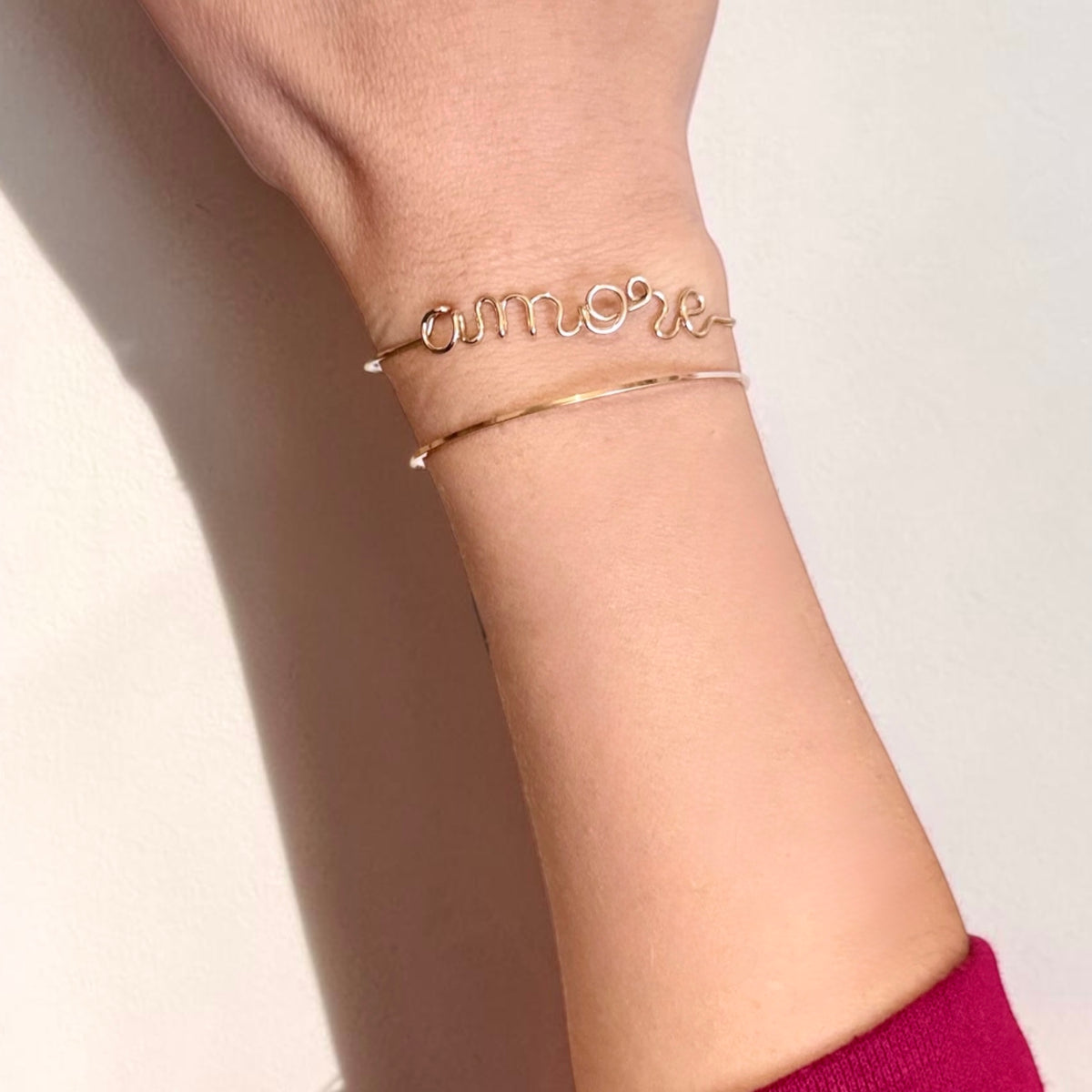 Bracciale Tratto con scritto amore e bracciale Primo indossati insieme al polso