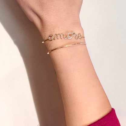 Bracciale Tratto con scritto amore e bracciale Primo indossati insieme al polso