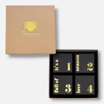 Calendario dell'Avvento Un filo alla volta di Trame gioielli: scatola beige con il logo e, accanto, le quattro scatoline nere numerate da 1 a 4