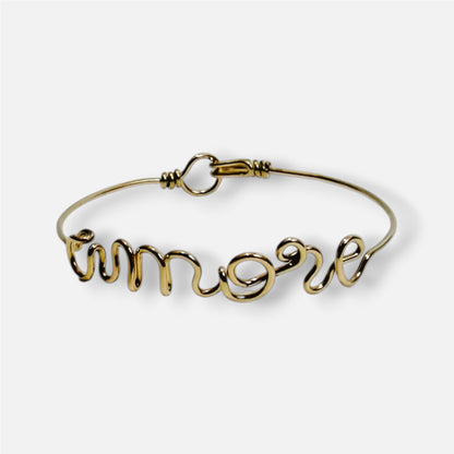 Bracciale rigido Tratto con la parola amore scritta in filo, in corsivo minuscolo