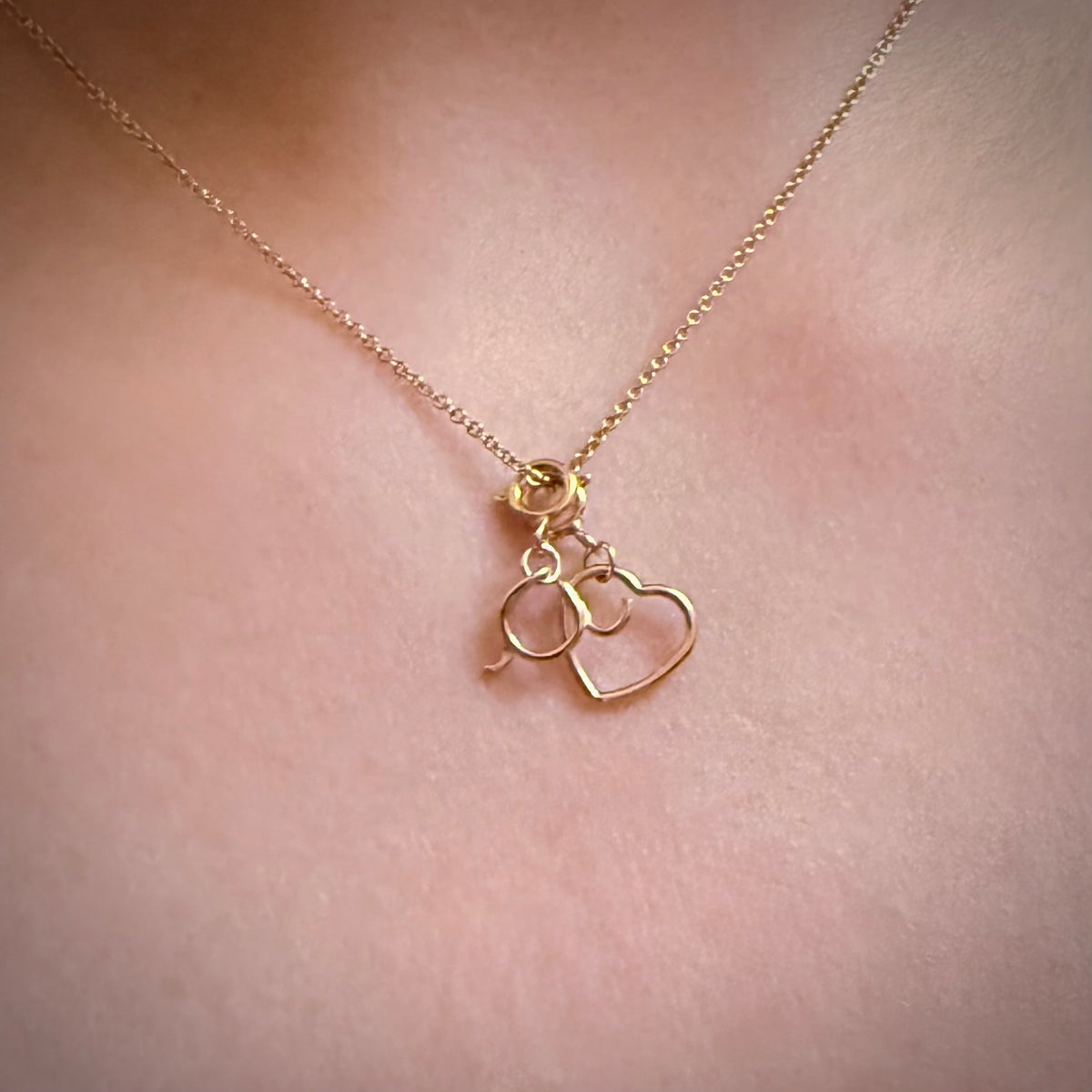 Collana Telaio Sottile indossata, con il Segno Cuore e l'iniziale appesi