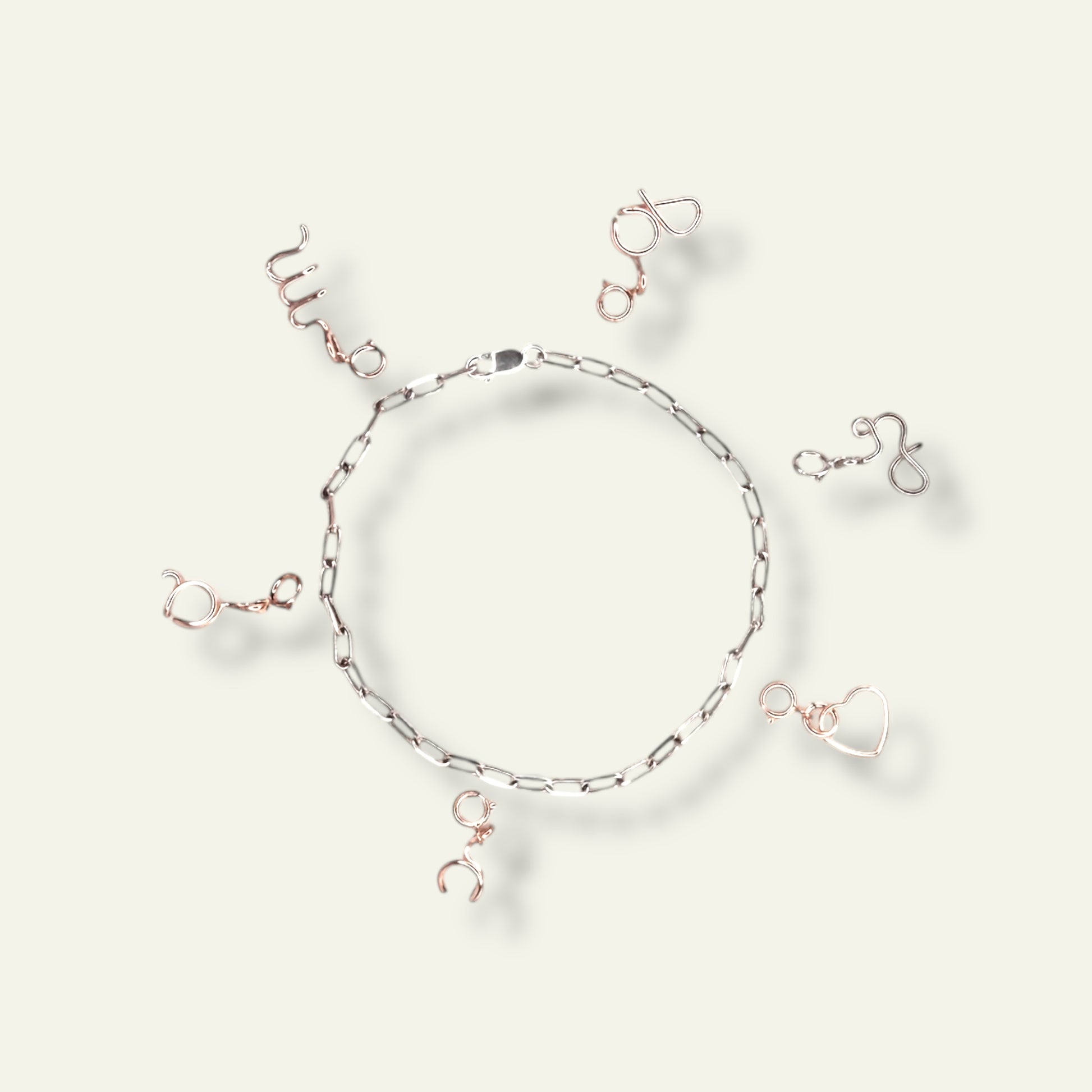 Charm lettera dell'alfabeto in laminato oro giallo 12K con bracciale- Trame gioielli