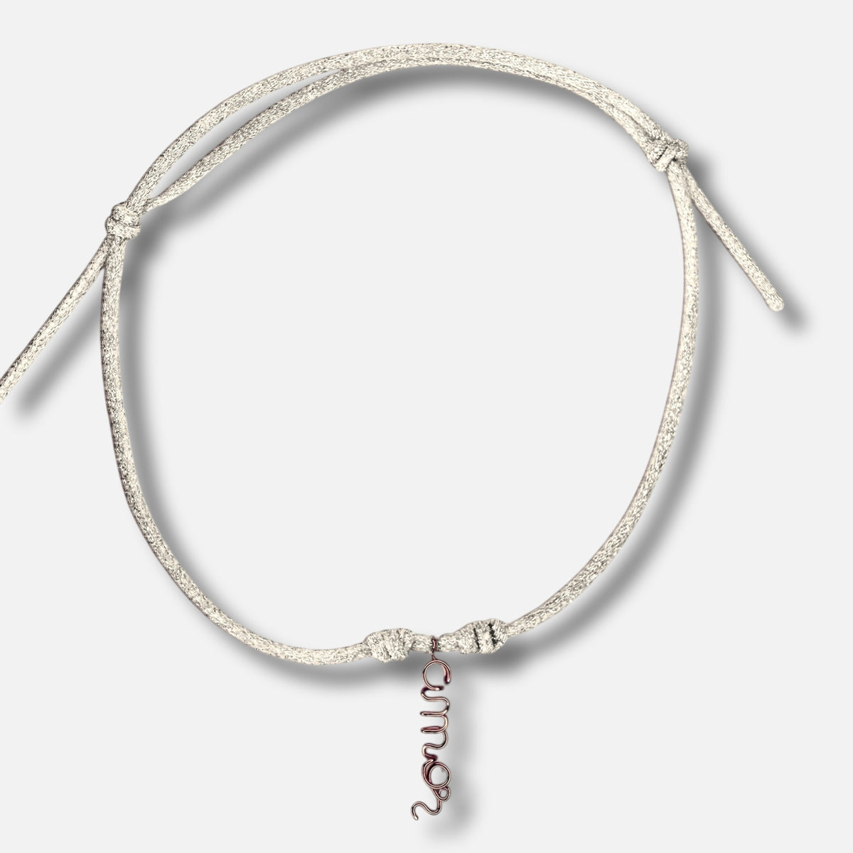 Collana Grassetto, ciondolo con una parola in corsivo nel colore oro rosa su cordino argento — Trame gioielli