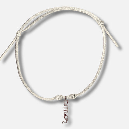 Collana Grassetto, ciondolo con una parola in corsivo nel colore oro rosa su cordino argento — Trame gioielli