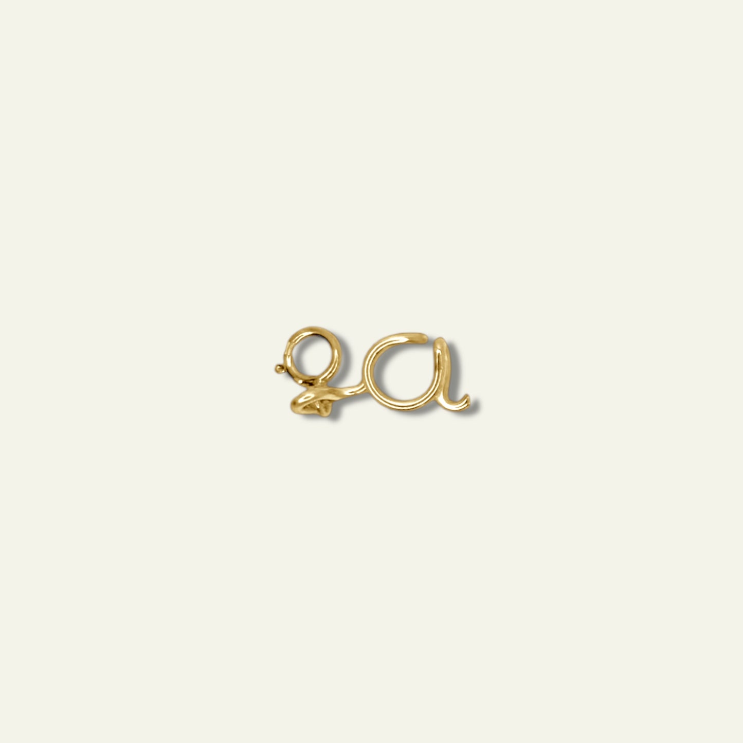 Charm lettera dell'alfabeto in laminato oro giallo 12K, fatto a mano in Italia, da agganciare a collane e bracciali - Trame gioielli