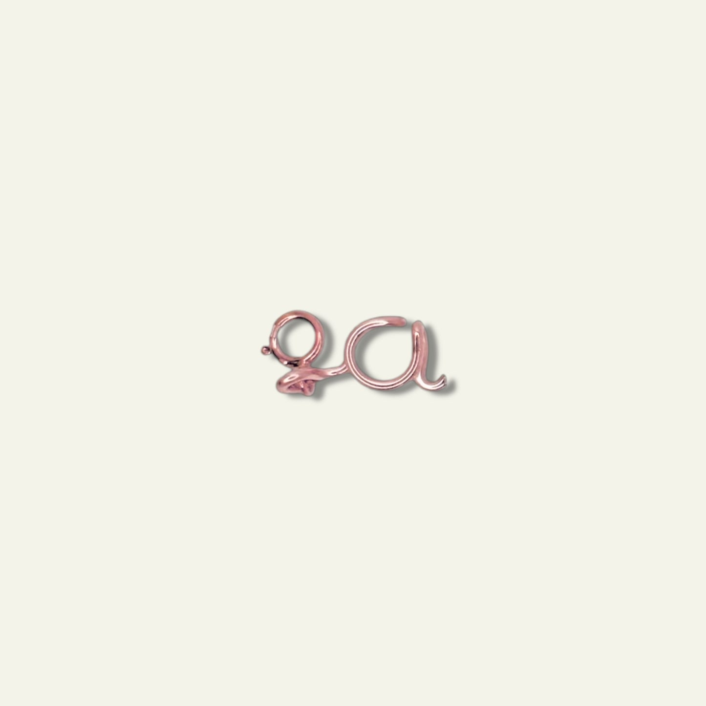 Charm lettera dell'alfabeto in laminato oro rosa 12K, fatto a mano in Italia, da agganciare a collane e bracciali - Trame gioielli