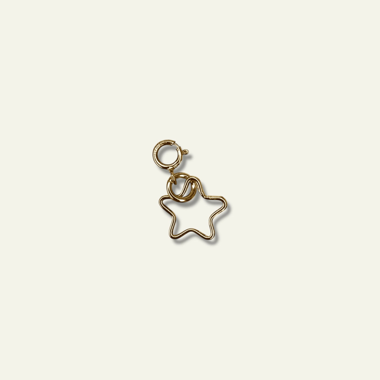 Charm stella in oro, fatto a mano in Italia, da agganciare a collane e bracciali - Trame Gioielli