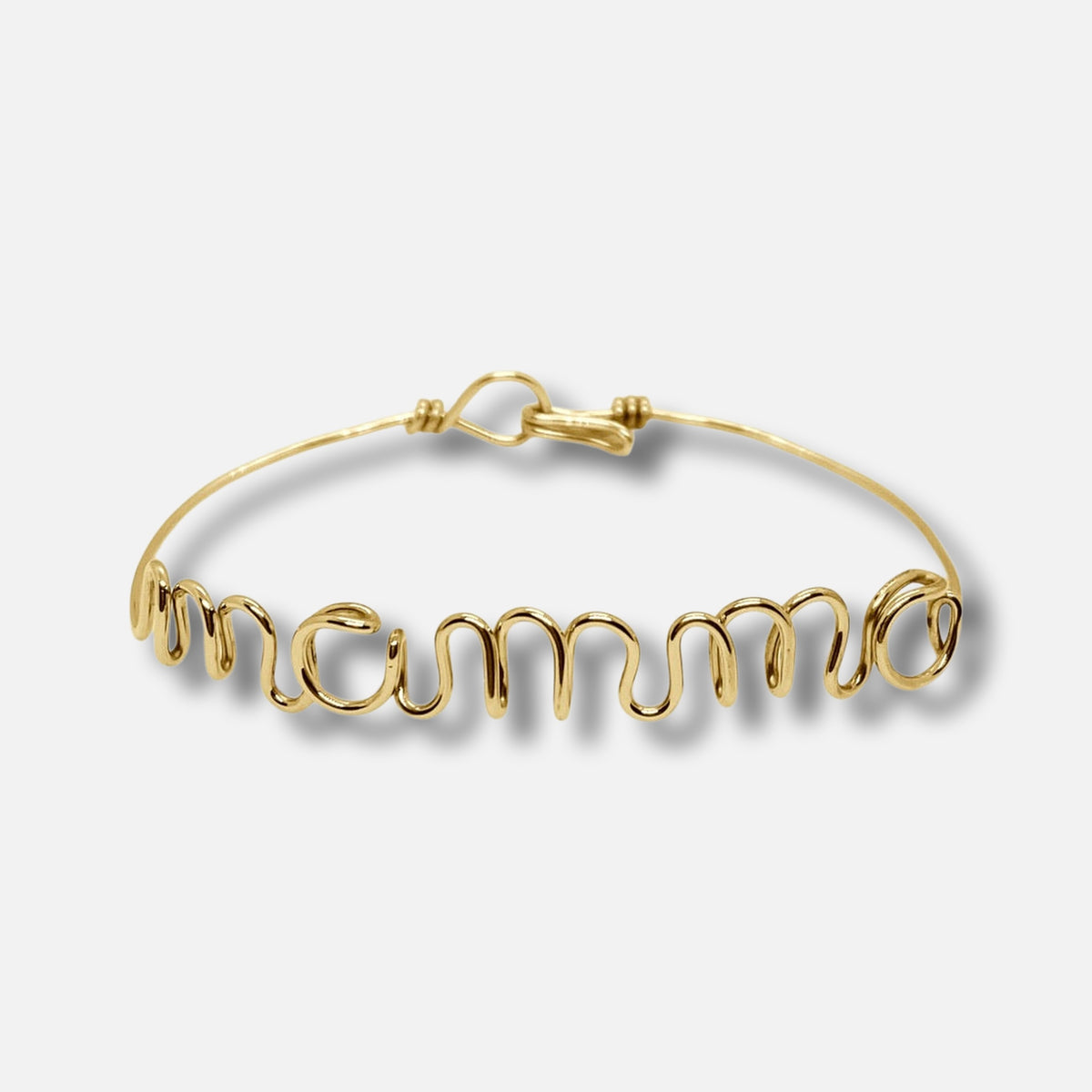 Dettaglio della scritta in corsivo del bracciale Tratto — Trame gioielli