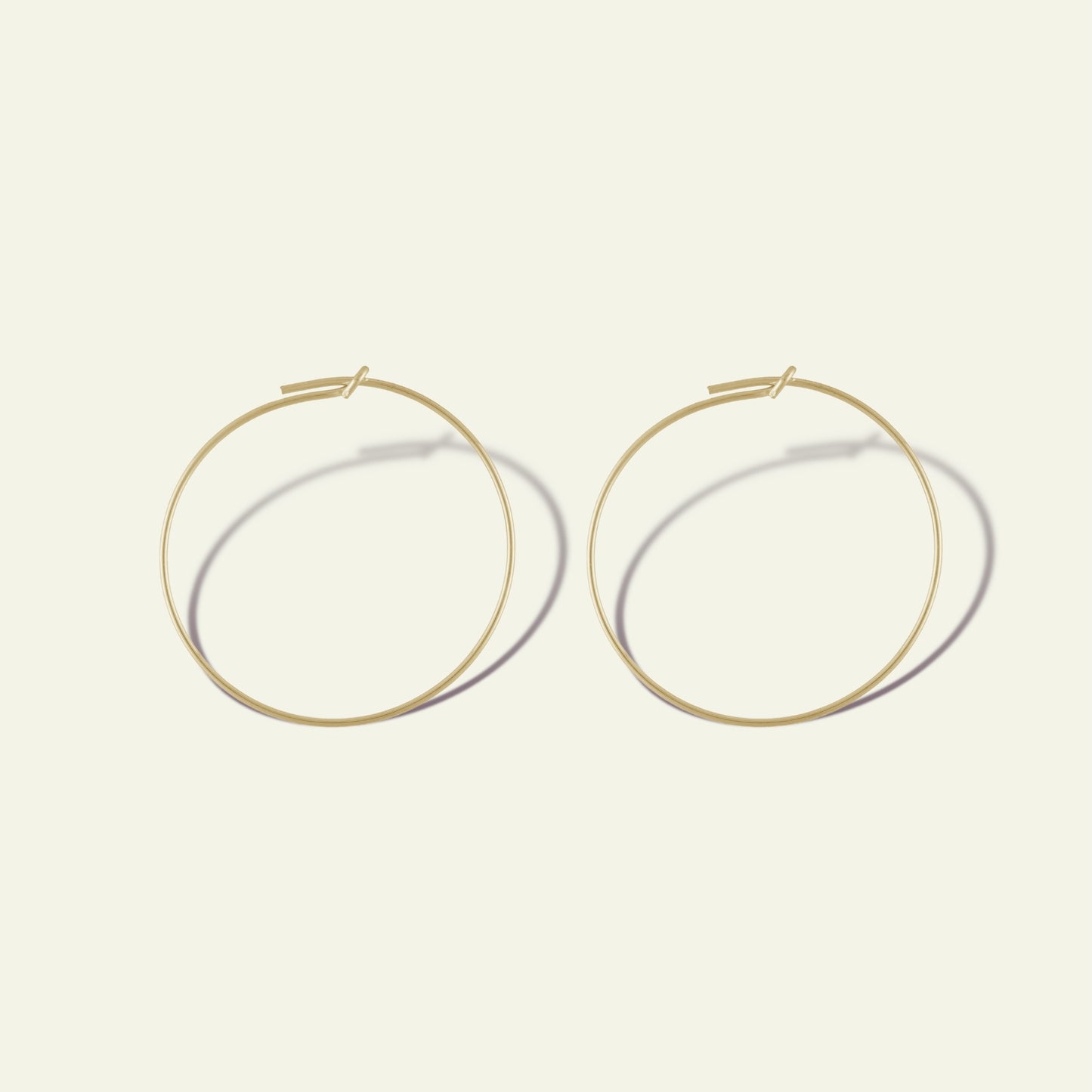 coppia di orecchini a cerchio in sottile filo oro giallo