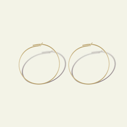 coppia di orecchini a cerchio in sottile filo oro giallo