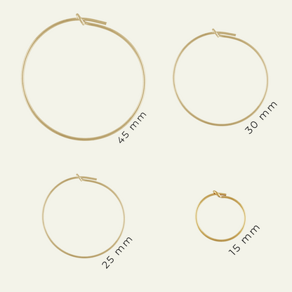 coppia di orecchini a cerchio in sottile filo oro giallo nelle quattro dimensioni disponibili